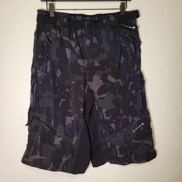 Endura Humvee Biking Cargo Shorts size XLarge in Black Camo w Belt - Picture 1 of 15